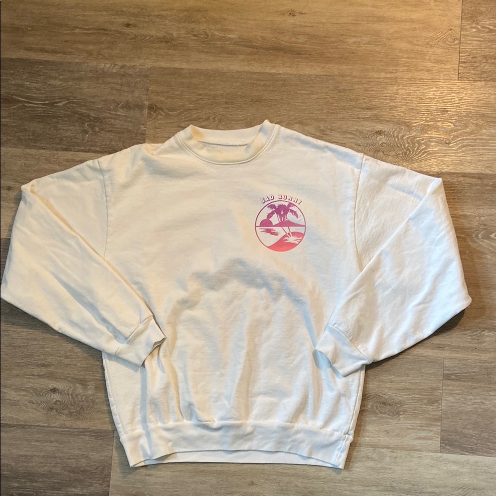 Bad Bunny mens Medium white graphic crewneck